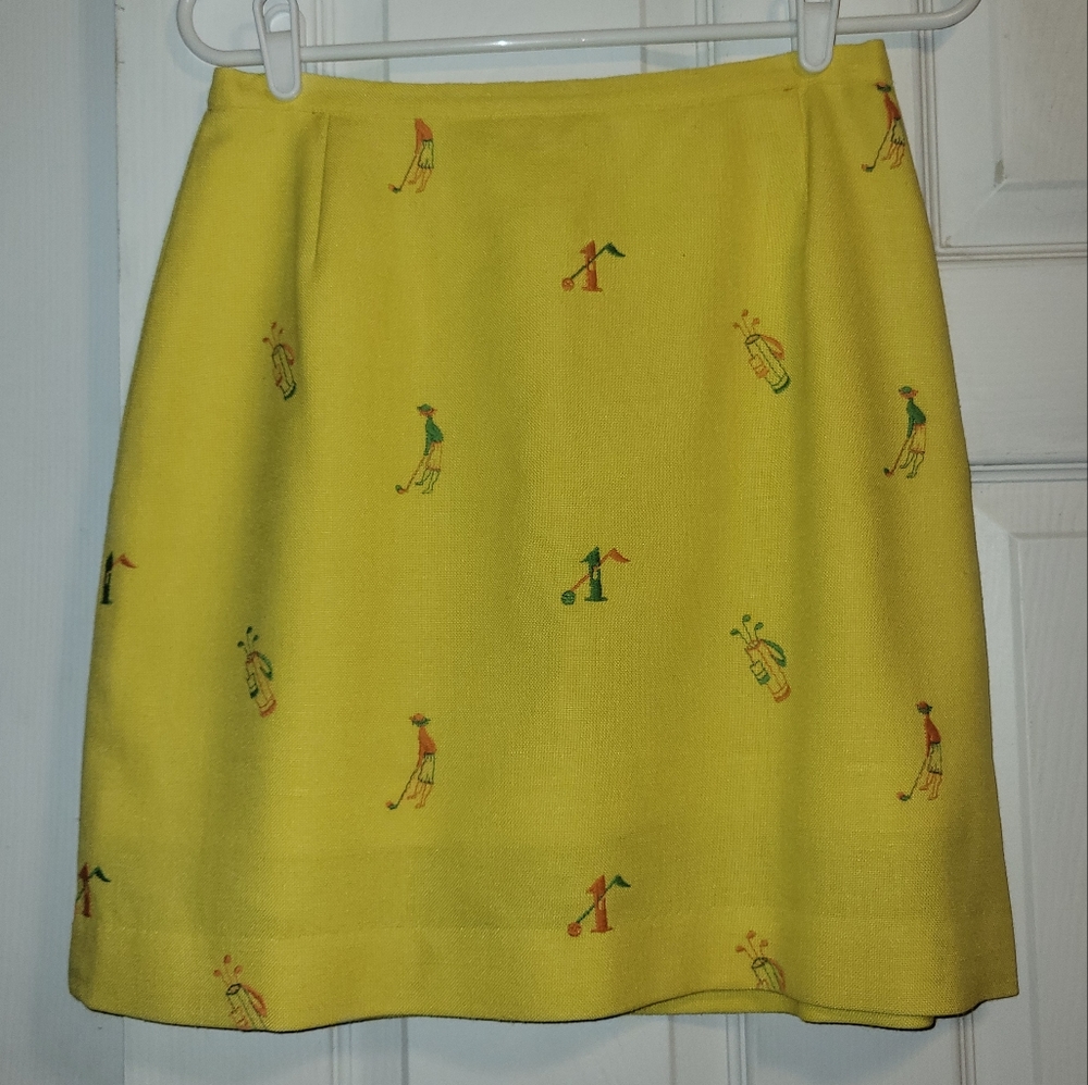 Leon levin "q-skirt" yellow skort with golf print embroidery